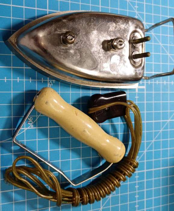 Vintage 1950's PRILECT Travelling Iron in Original Tin Box Cord and Plug - R1 Start!!!!