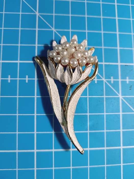 Costume Jewellery - Beautiful Flower Brooch