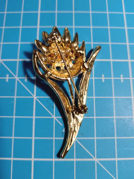 Costume Jewellery - Beautiful Flower Brooch