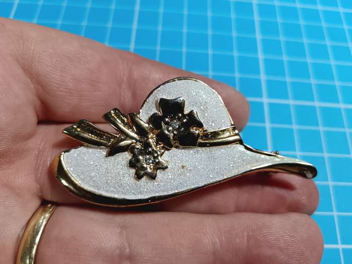 Costume Jewellery - beautiful hat brooch