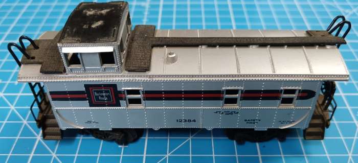 Bachmann HO Scale Burlington 0984 36' Caboose off center Cupola Train Car