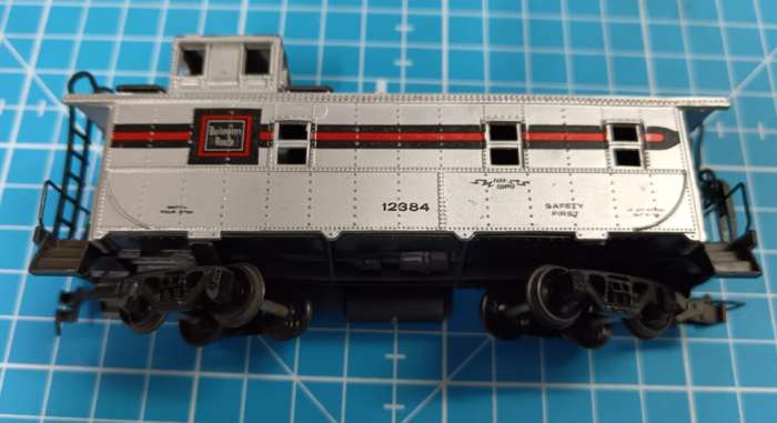 Bachmann HO Scale Burlington 0984 36' Caboose off center Cupola Train Car