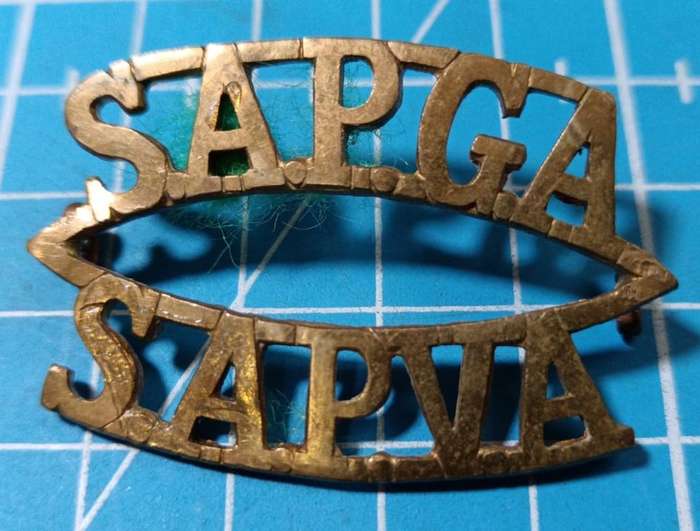 SADF - SA PERMANENT GARRISON ARTILLERY S TYPE SHOULDER TITLE
