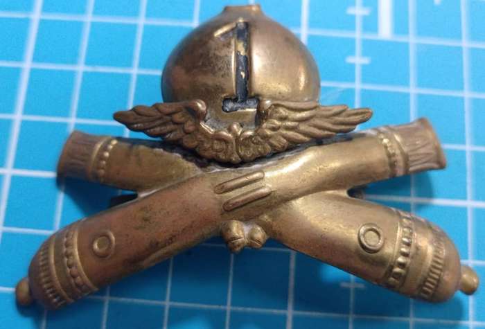 Italy - World War Two Badge ( Damaged )