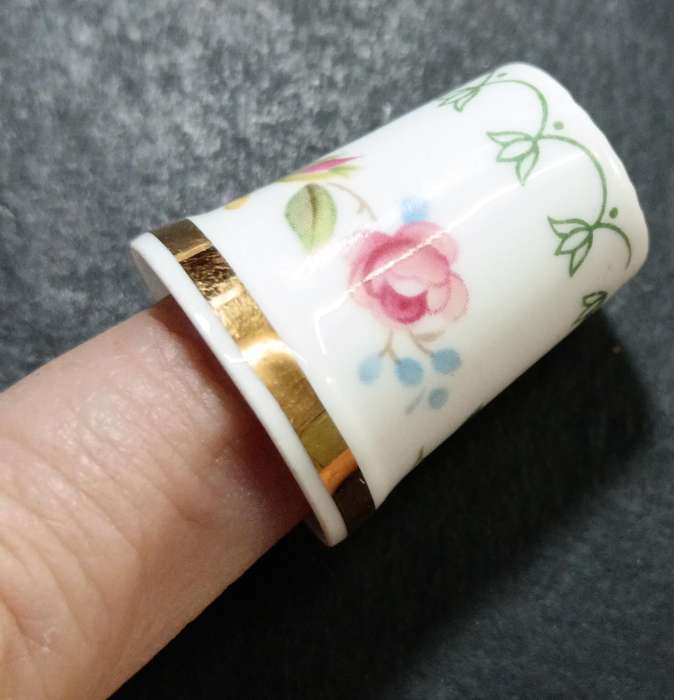 Thimble - Royal Doulton. Beauty