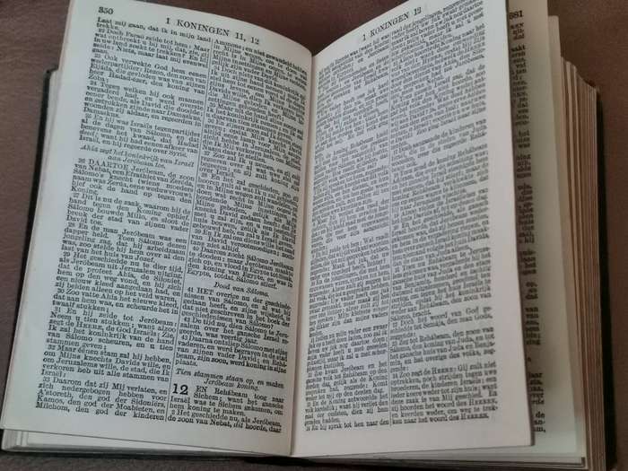 Vintage 1923 Dutch bijble in excellent condition
