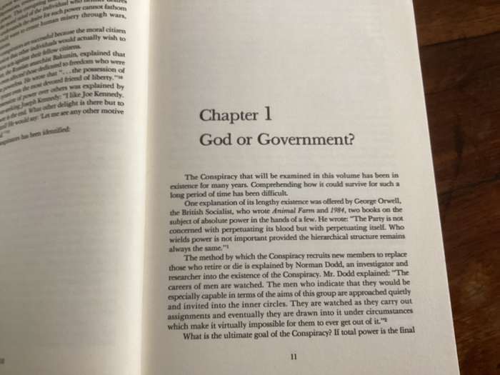 THE UNSEEN HAND. The Conspiratorial View of History. Paperback in a Good + condition.