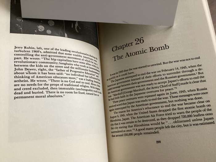 THE UNSEEN HAND. The Conspiratorial View of History. Paperback in a Good + condition.