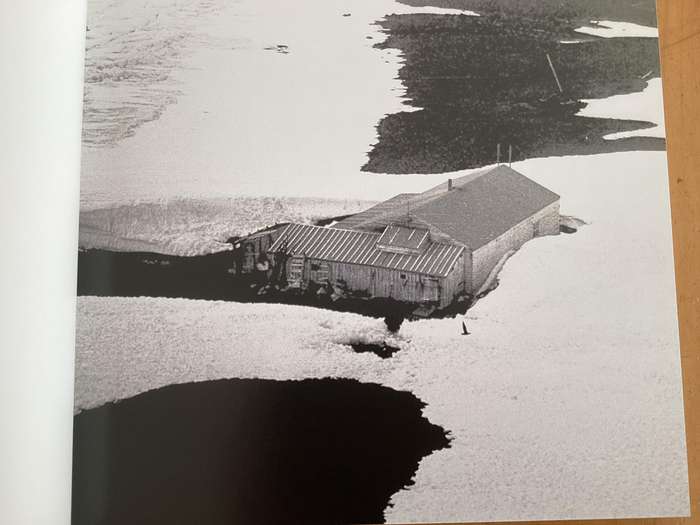 RACE TO THE END. Admundsen, Scott and the attainment of the South Pole. Centenary, First Edition.