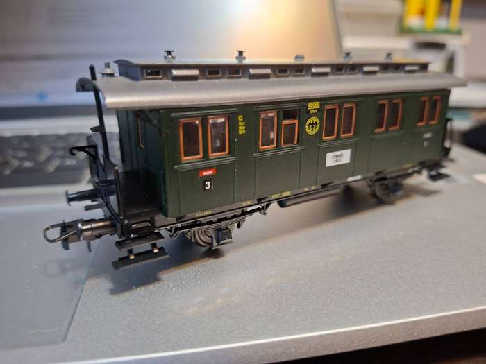 Roco 4206 3rd Class 4-Wheel Suburban Coach of the DRG