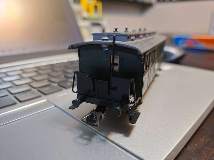 Roco 4206 3rd Class 4-Wheel Suburban Coach of the DRG