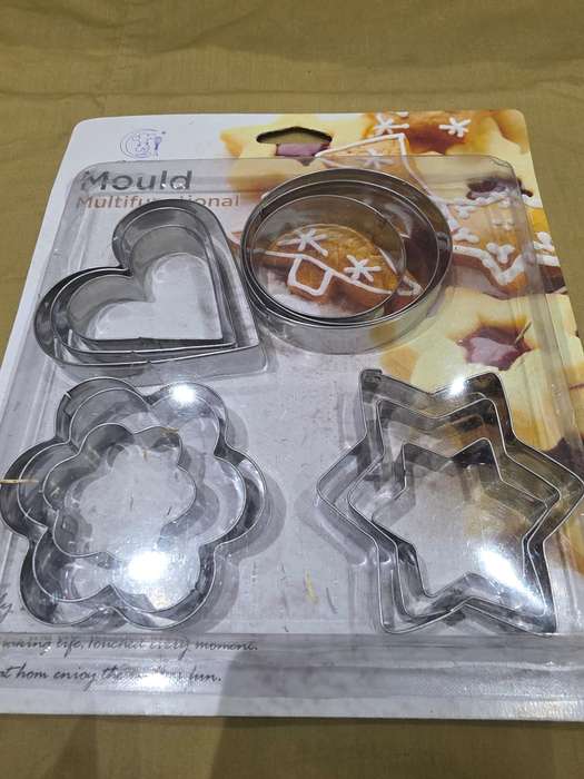 12 PIECE METAL COOKIE CUTTERS