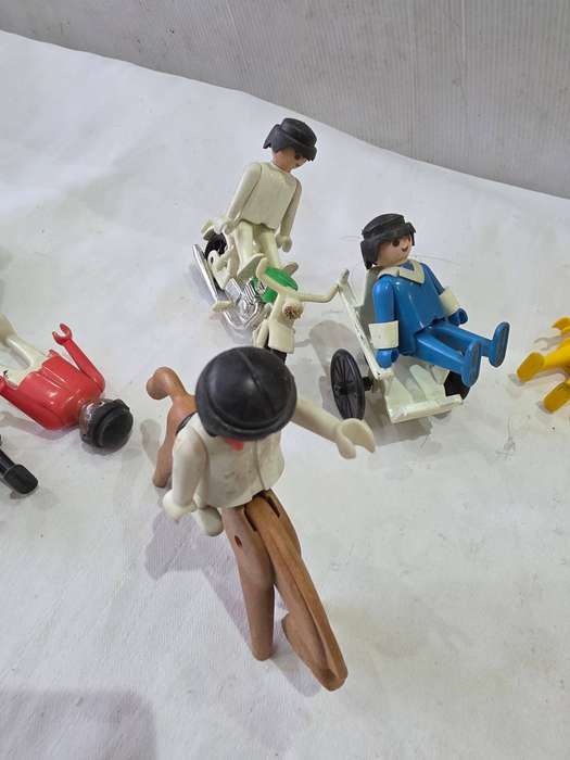 12 PIECE VINTAGE GEOBRA 1974 MINI FIGURES