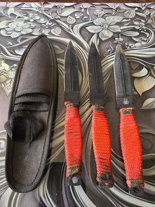 SET OF 3 THROW KNIVES WITH POUCH-SEE MARKINGS