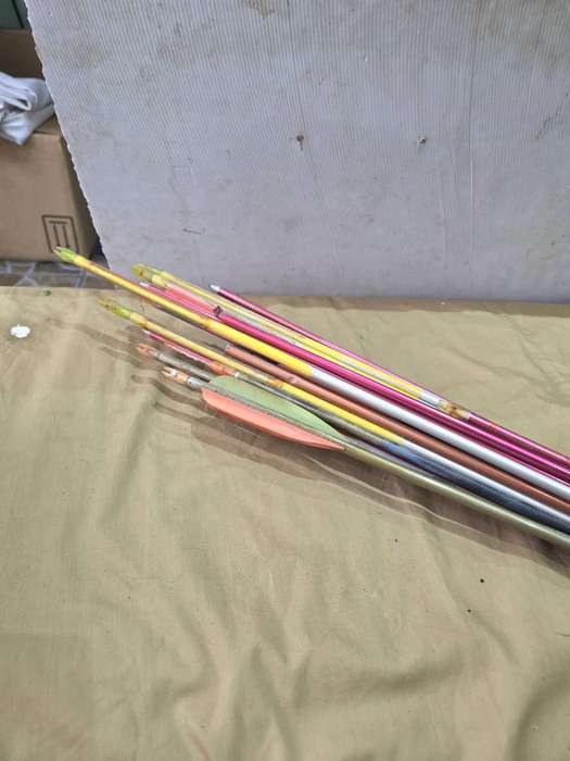 15 PIECE VINTAGE ARROWS WITH LEATHER CASE