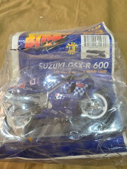 SUZUKI GSX-R600 1:18 MODEL WITH STAND