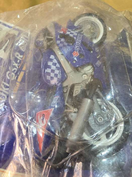 SUZUKI GSX-R600 1:18 MODEL WITH STAND