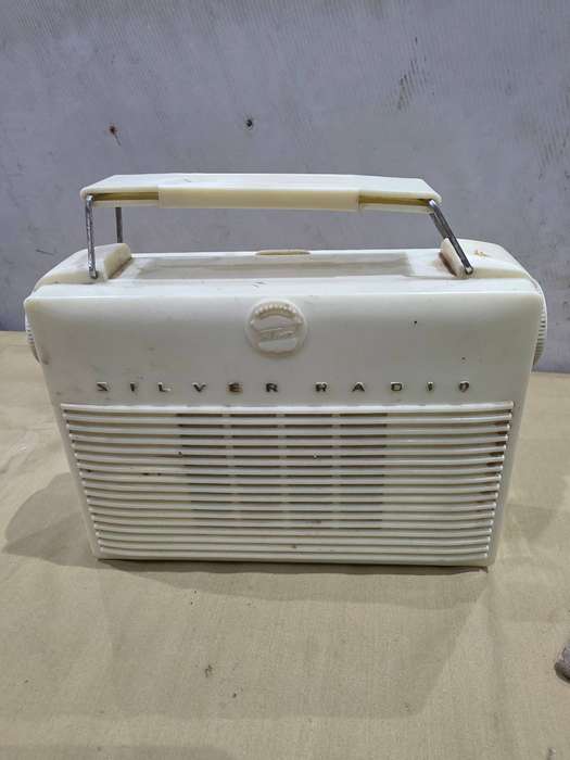 PORTABLE VINTAGE SILVER RADIO(MADE IN JAPAN)