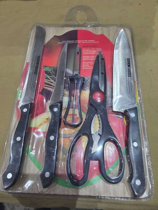 5 PIECE STAINLESS STEEL KNIFE SET PLUS A CUTTING BOARD