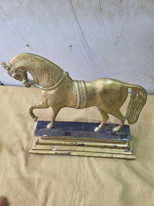 VINTAGE BRASS HORSE ON METAL FRAME(28 x 26cm)
