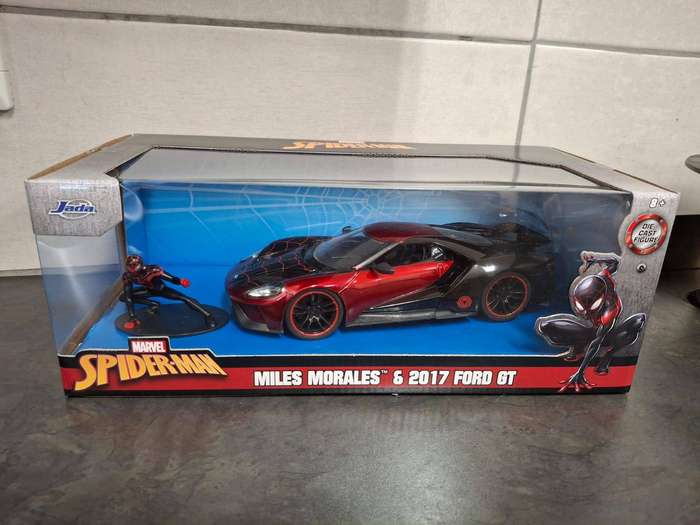 Jada 1:24 Ford GT with Figurine