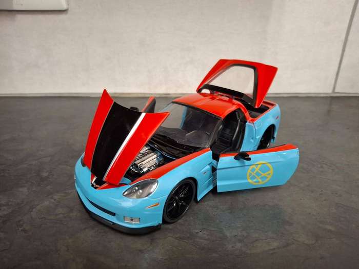 Jada 1:24 Chevrolet Corvette 2006 with Free Figurine