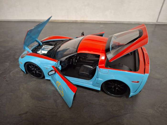 Jada 1:24 Chevrolet Corvette 2006 with Free Figurine