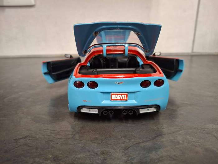 Jada 1:24 Chevrolet Corvette 2006 with Free Figurine