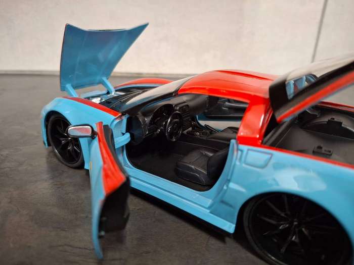 Jada 1:24 Chevrolet Corvette 2006 with Free Figurine