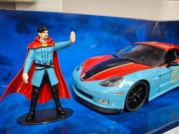 Jada 1:24 Chevrolet Corvette 2006 with Free Figurine