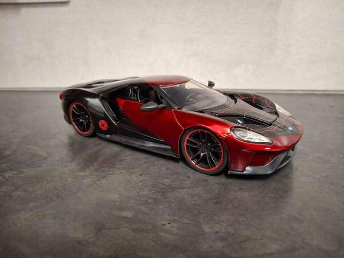 Jada 1:24 Ford GT with Figurine