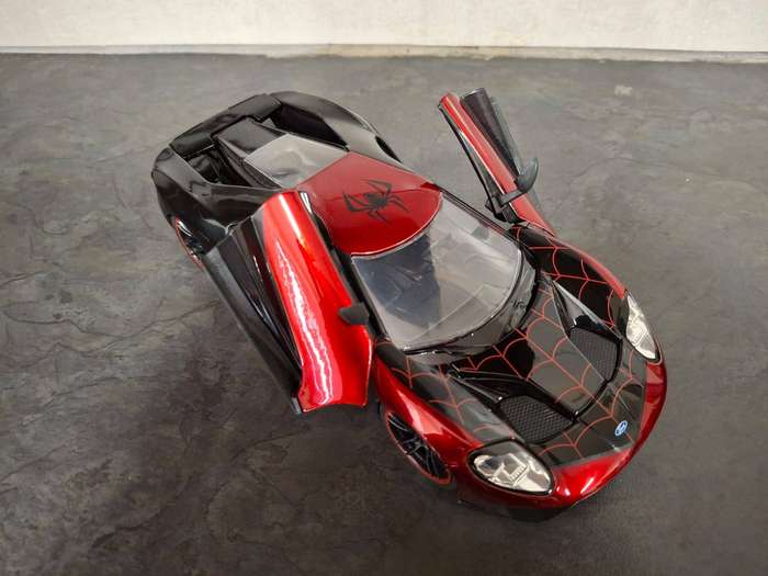 Jada 1:24 Ford GT with Figurine