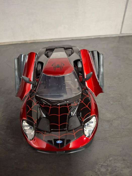 Jada 1:24 Ford GT with Figurine