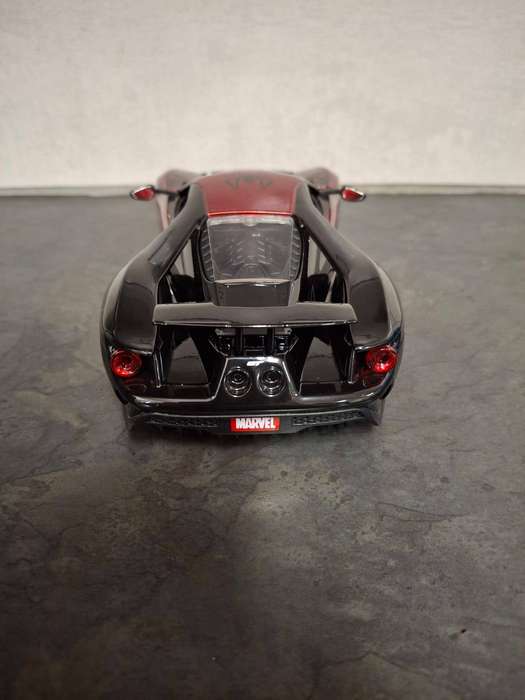 Jada 1:24 Ford GT with Figurine