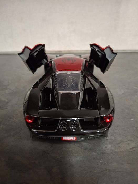 Jada 1:24 Ford GT with Figurine