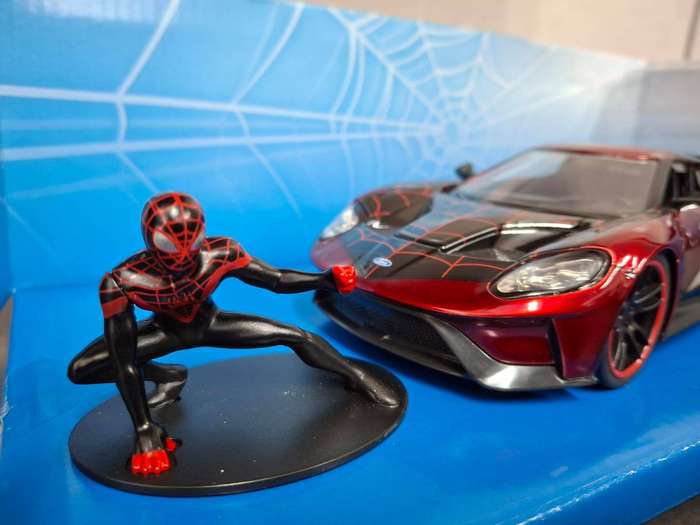 Jada 1:24 Ford GT with Figurine