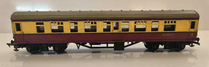 Tri-ang Corridor Coach (Short) ( Blood & Custard) (Lot 575)
