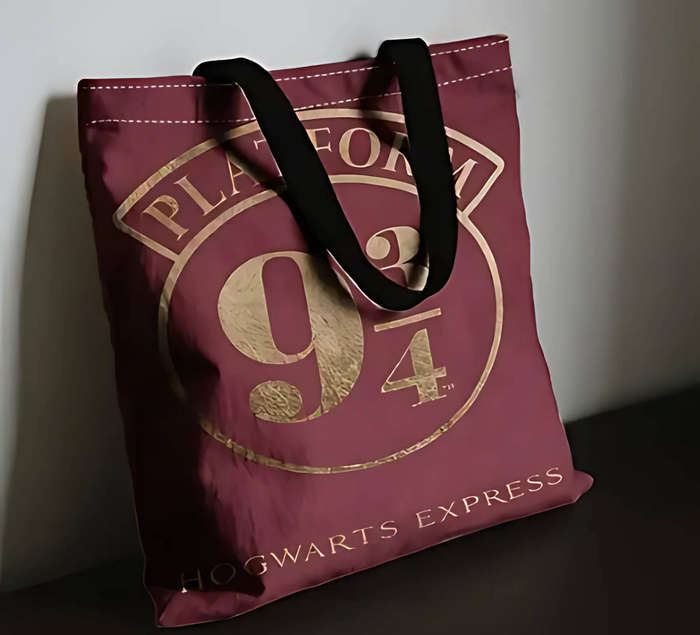 Harry Potter - Platform 9¾ tote, featuring the iconic Hogwarts Express