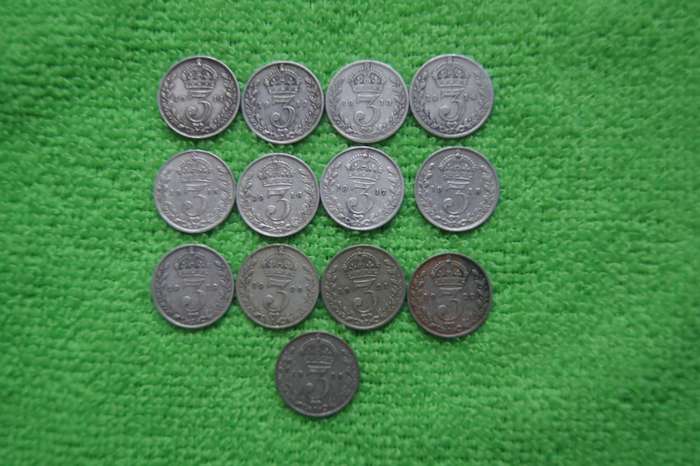 4 Monarch Great Britain Silver 3 Pence Collection - 30 Coins