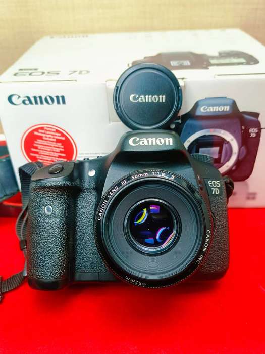 Canon EOS 7D II DSLR Camera Kit