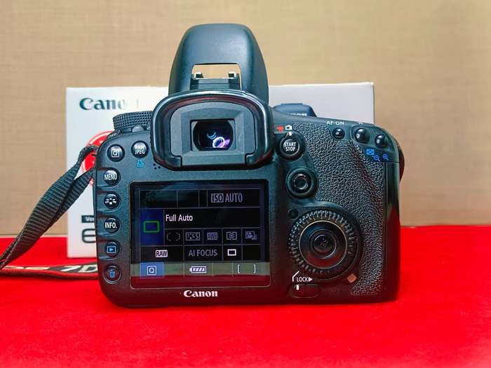 Canon EOS 7D II DSLR Camera Kit