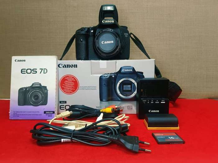 Canon EOS 7D II DSLR Camera Kit
