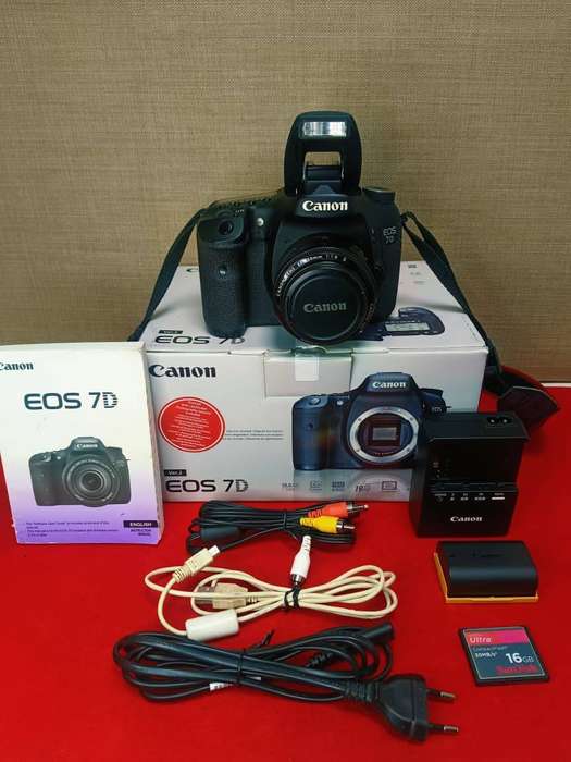 Canon EOS 7D II DSLR Camera Kit