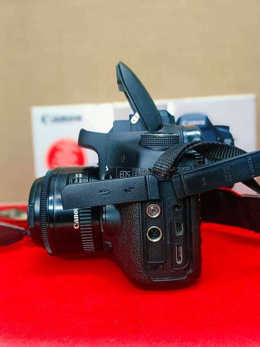 Canon EOS 7D II DSLR Camera Kit