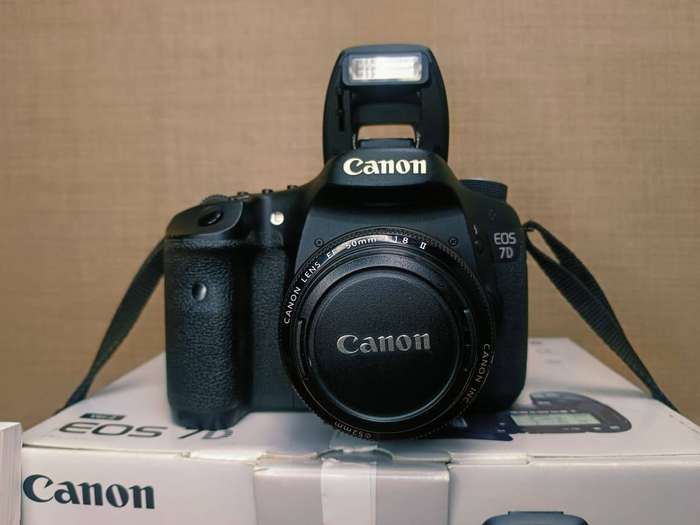 Canon EOS 7D II DSLR Camera Kit