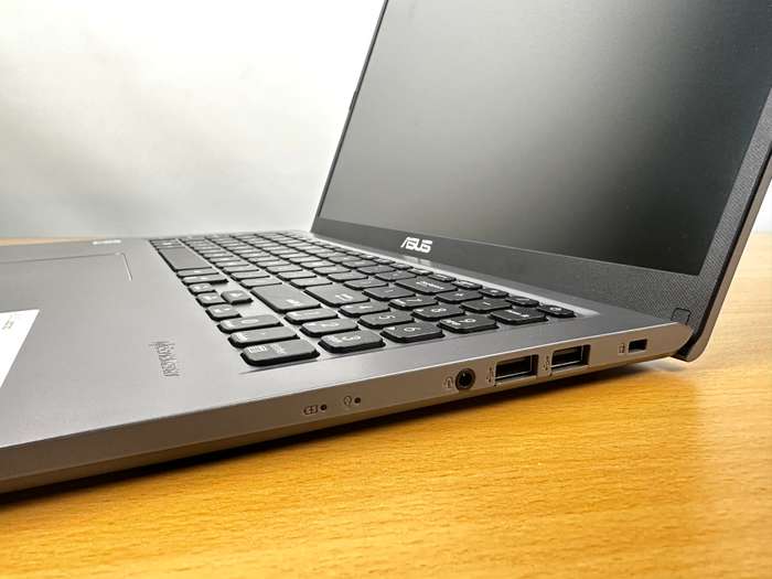 ASUS X515J  Core i7-1065G7 1,50 GHz  8GB Ram  512GB SSD  15,6" Intel Iris xe Plus Graphics Display