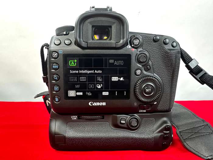 Canon EOS 5D Mark IV Full frame DSLR Camera Body & Battery  Grip + 2 batteries, original charger