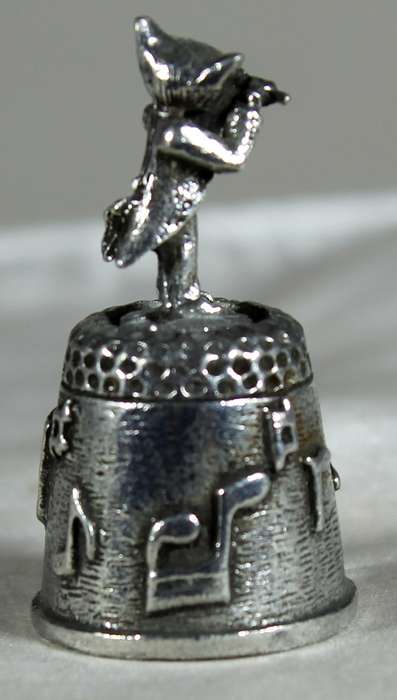 Metal thimble - cat playing a flute