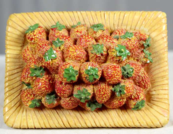 Little basket with strawberries lid