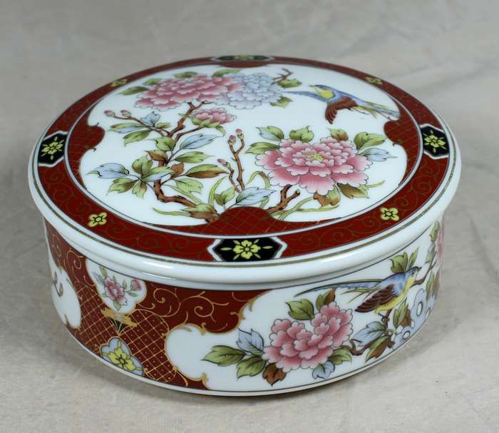 Imari style powder compact